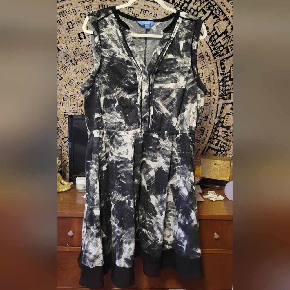 Simply Vera Wang Twee Business Casual Black and White Dress
